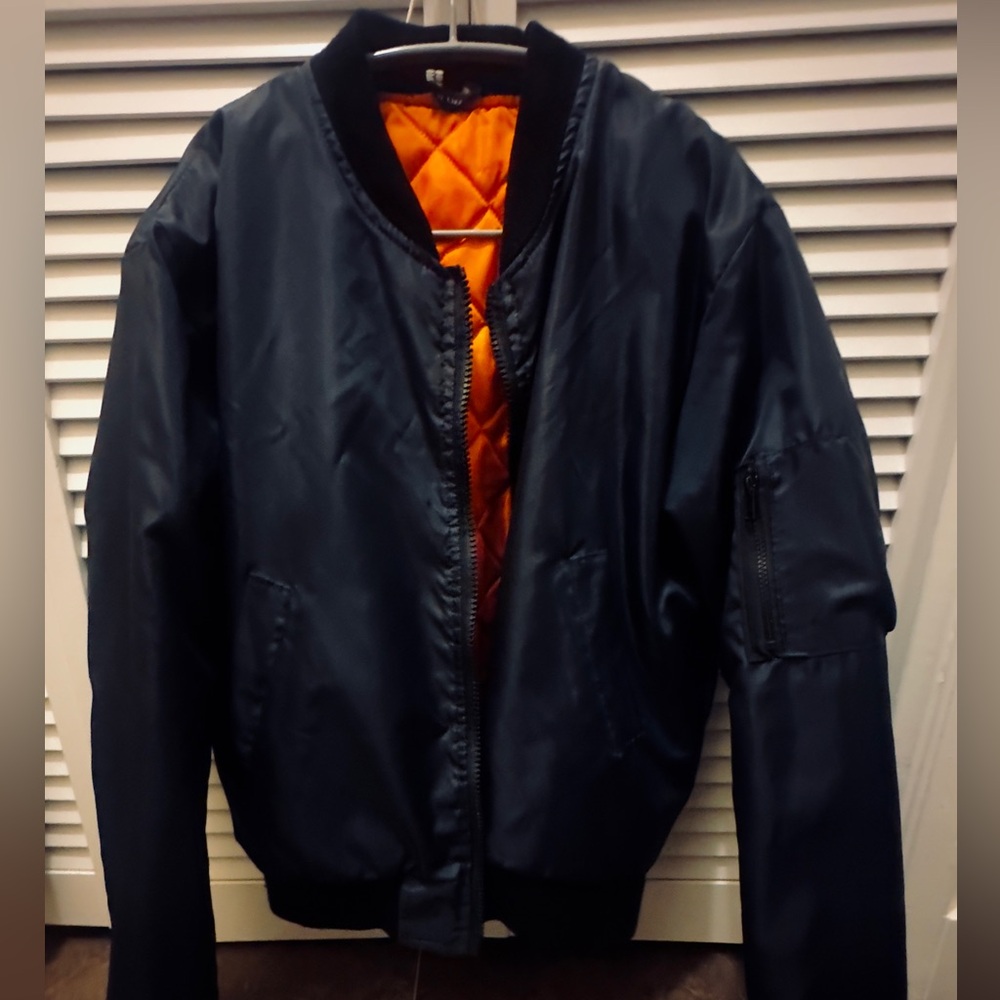 Woman Black Bomber Jacket
Size 2-4
Great Condition
Super light and warm
